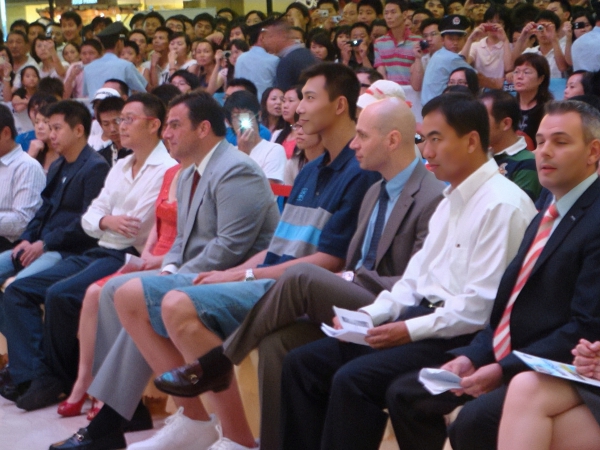 籃球明星易建聯(lián)護(hù)衛(wèi)