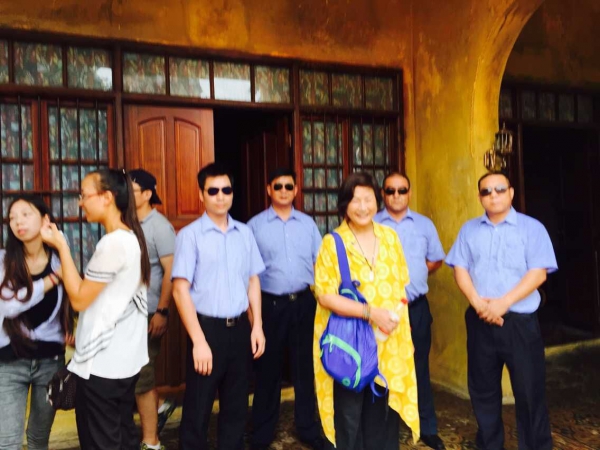 《曼谷》鄭佩佩、陳法蓉開(kāi)機(jī)現(xiàn)場(chǎng)護(hù)衛(wèi)