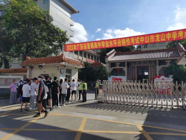 龍山中學(xué)學(xué)業(yè)水平考試考場(chǎng)執(zhí)勤