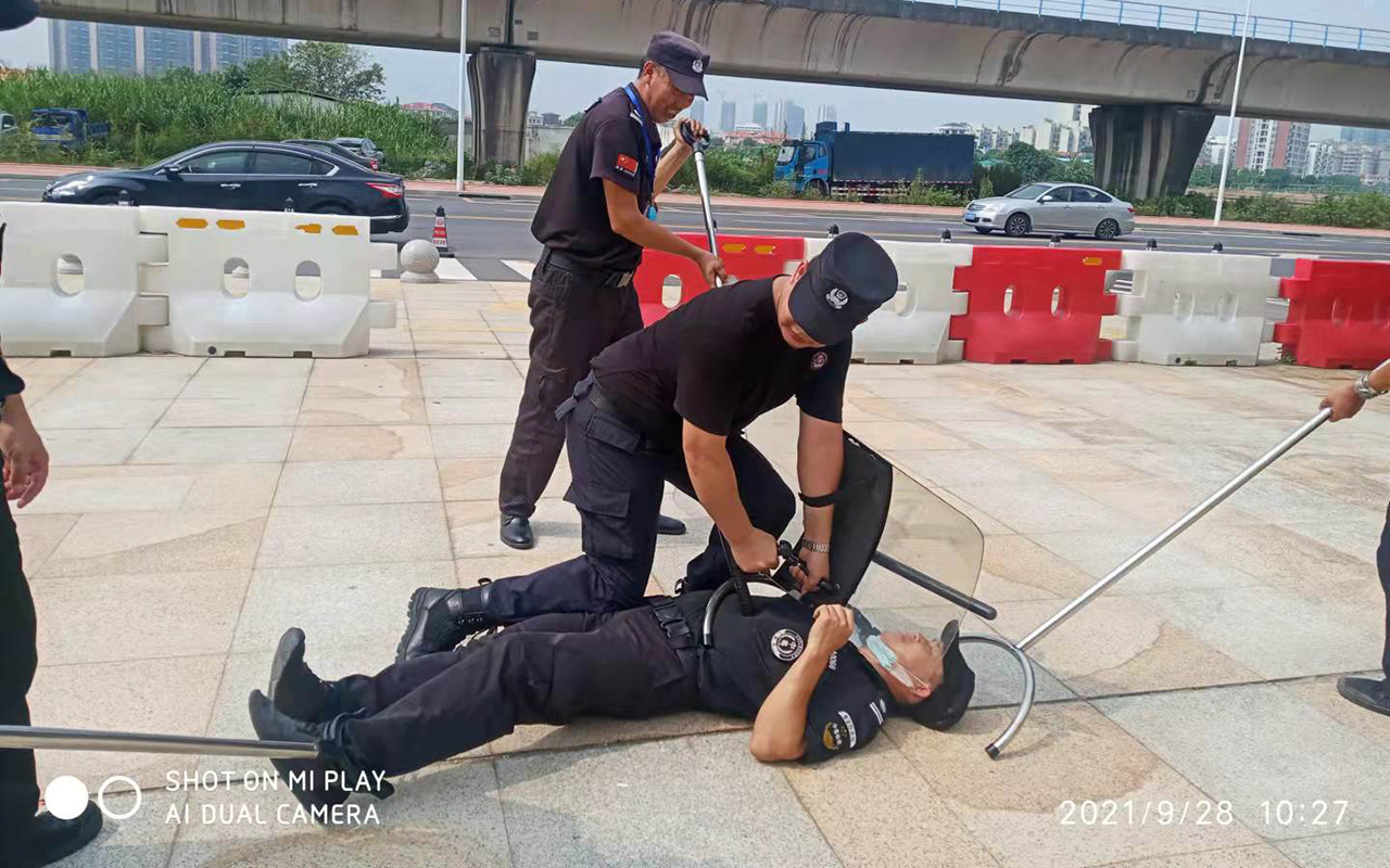 【技能培訓(xùn)】為鞏固國慶長假安全守護(hù)工作，崗位展開節(jié)前安全防暴演練活動