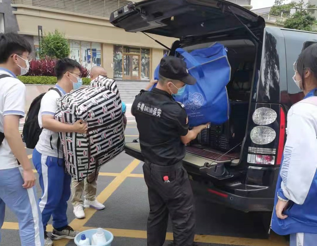 學(xué)期伊始，我司駐點(diǎn)隊員迎接學(xué)生安全返校