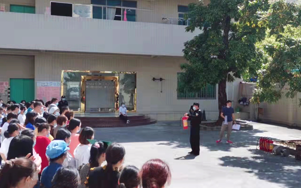 我司駐大地服裝公司保安員主持消防知識(shí)普及會(huì)議，提升員工防火自救能力